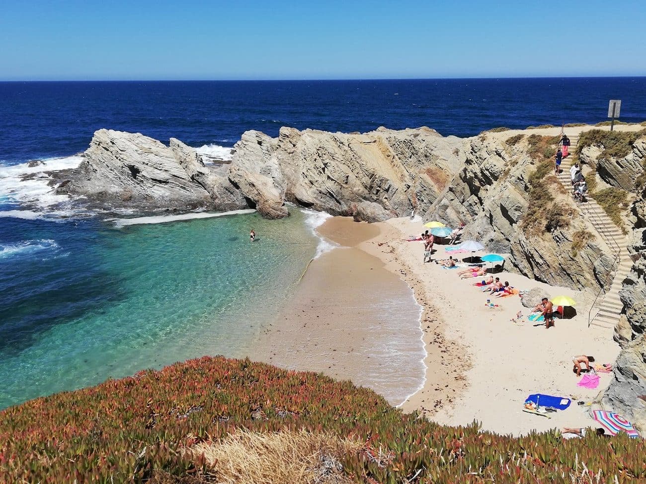 Buizinhos cove at midday