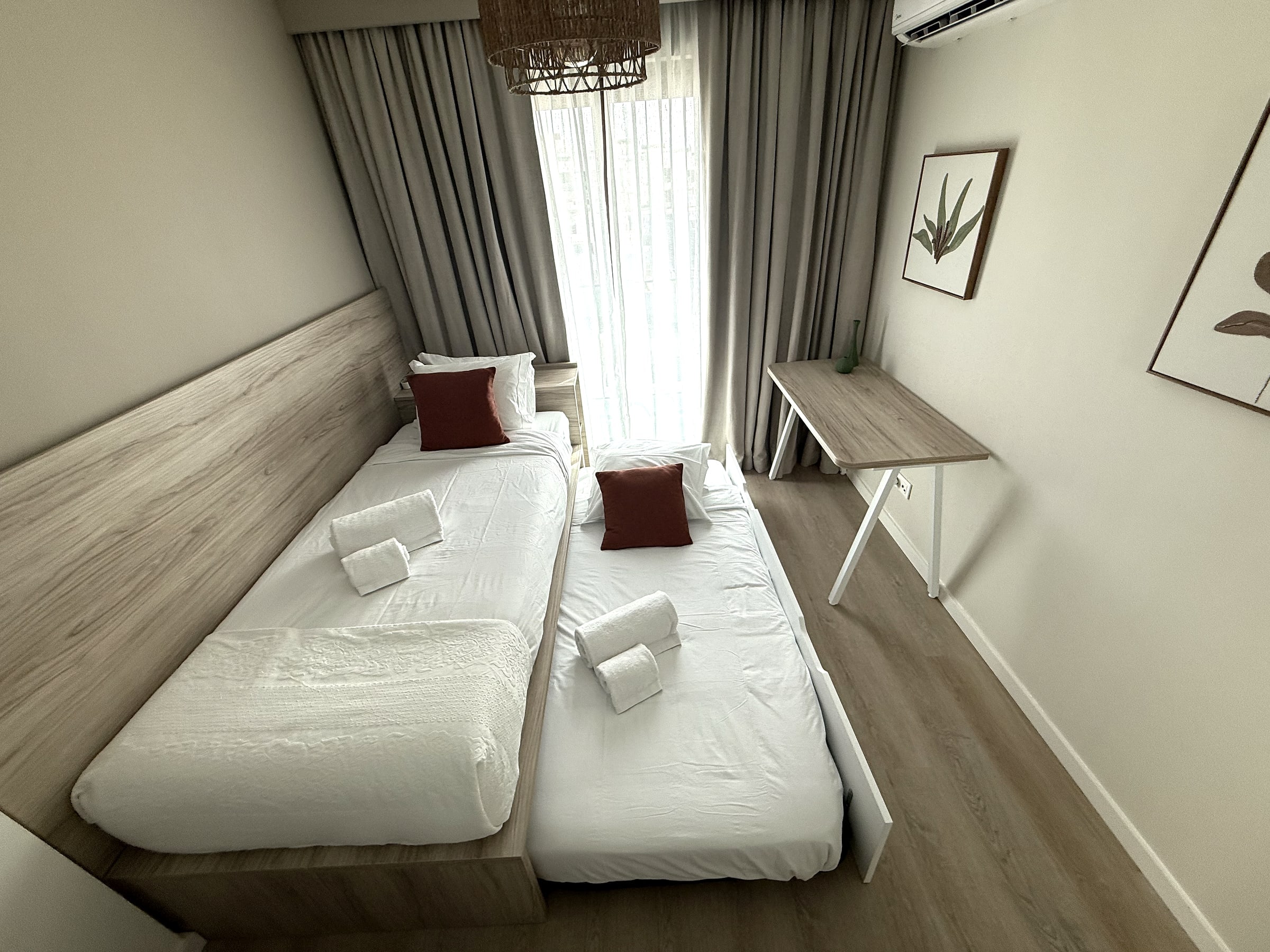 The third bedroom at Blue Cove, twin beds made up in white linen