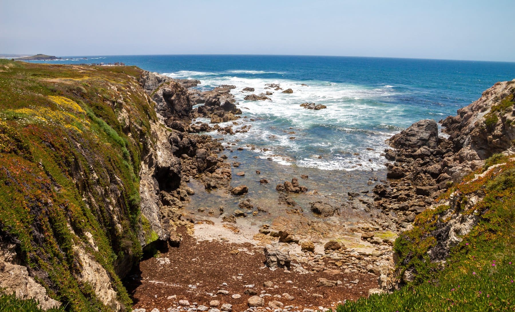 The rocky cove of Praia Pequena